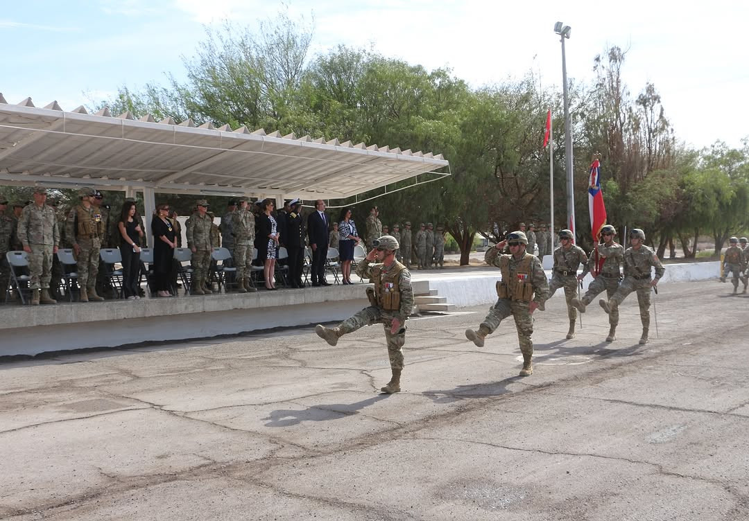 El general de brigada Pedro Araya encabeza el desfile de honor del cambio de mando Firma 2u00aa Brigada Acorazada Cazadores del Eju00e9rcito de Chile