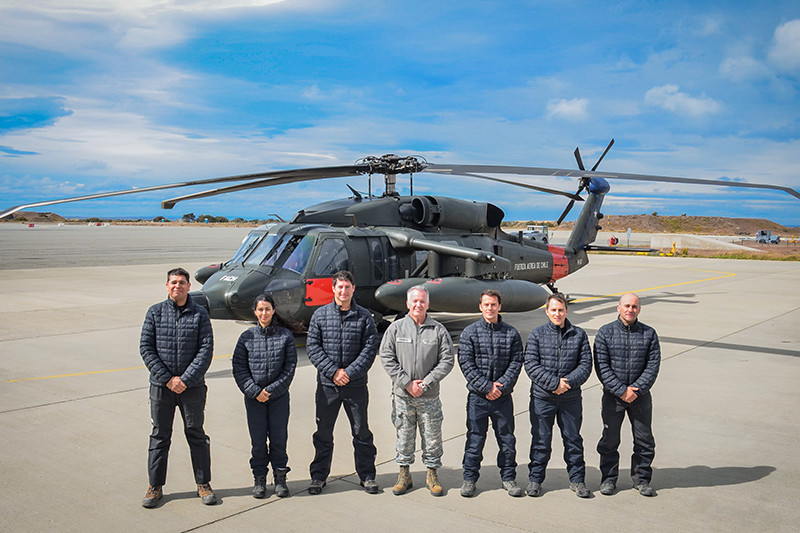 El comandante en jefe de la IV Brigada Au00e9rea junto a las tripulaciones  de los helicu00f3pteros Sikorsky MH 60M Black Firma FACh