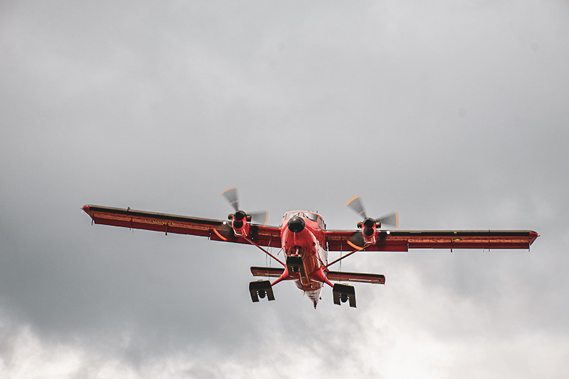 Aproximaciu00f3n de uno de los dos aviones DHC 6 Twin Otter que participu00f3 en las operaciones en la Estaciu00f3n Cientu00edfica Conjunta Glaciar Uniu00f3n y Estrella Polar III Firma FACh