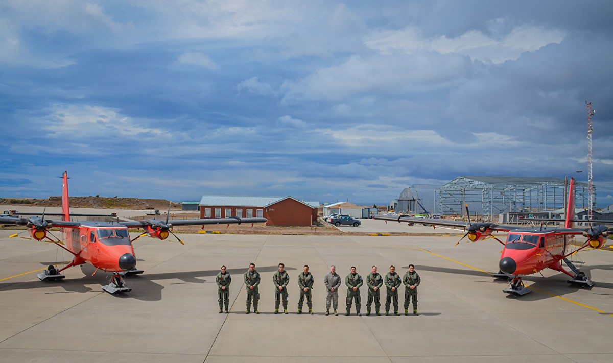 El general de brigada au00e9rea Vicente Donoso junto a las tripulaciones de los aviones De Havilland Canada DHC 6 Twin Otter Firma FACh