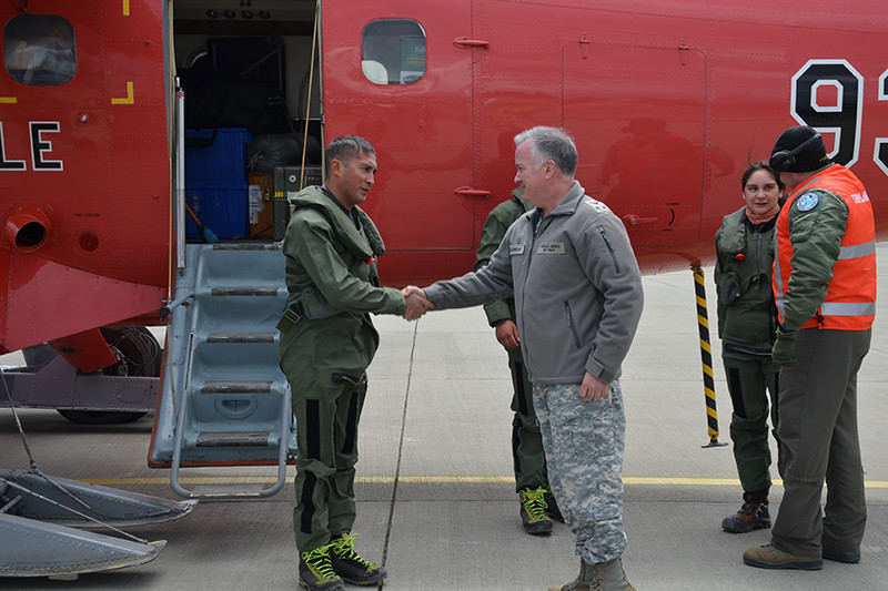 El general de brigada Vicente Donoso saluda a un tripulante de uno de los aviones DHC 6 Twin Otter que estuvo desplegado en la Antu00e1rtica Firma FACh