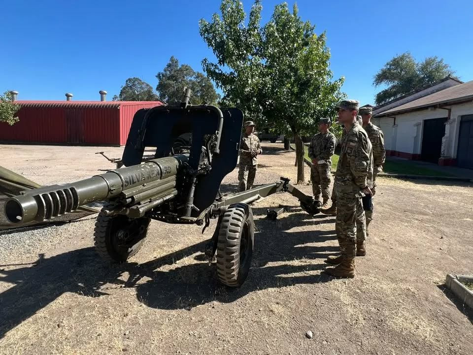 Alumnos junto a un obús Oto Melara M 56 de 105 mm Firma Escuela de Artillería del Ejército de Chile