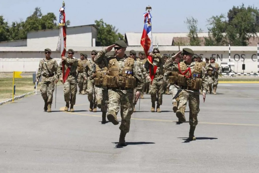 Desfile de honor en cambio de mando Firma Brigada de Aviación Ejército de Chile