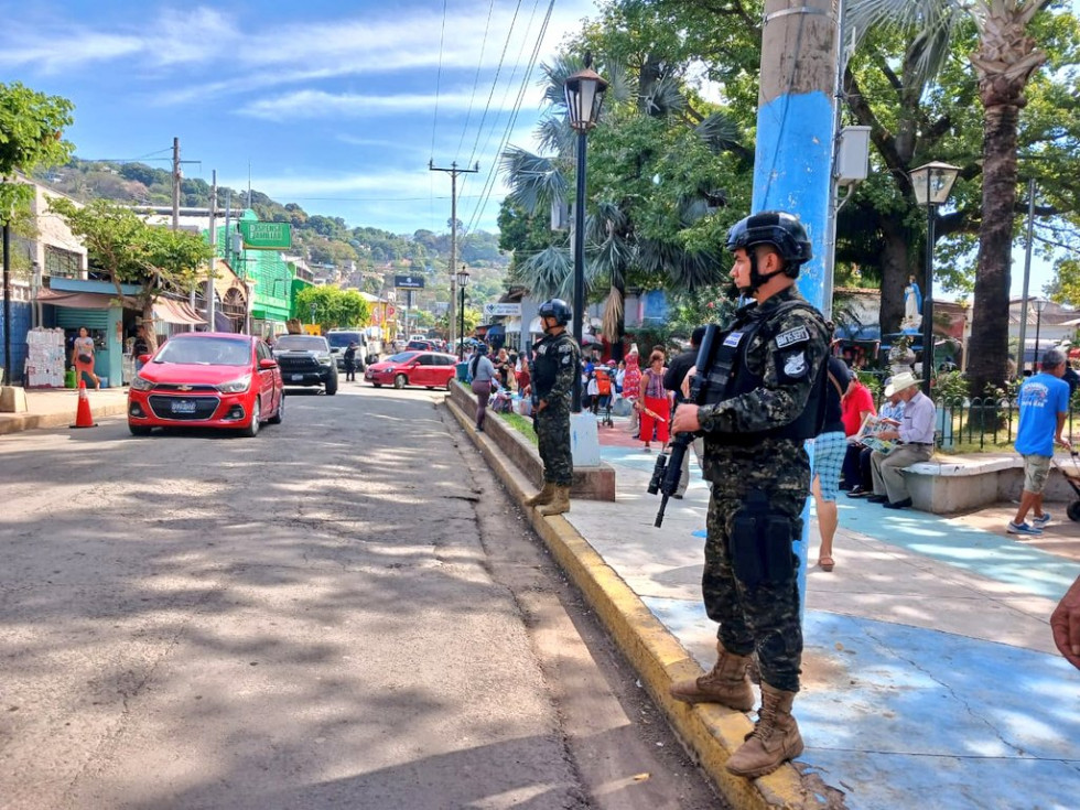 Militares salvadoreños en labores de seguridad pública