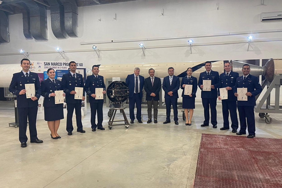 Oficiales y personal de cuadro permanente con sus diplomas tras finalizar el curso de Assembling Integration and Testing en la Universidad de Roma La Sapienza Firma FACh