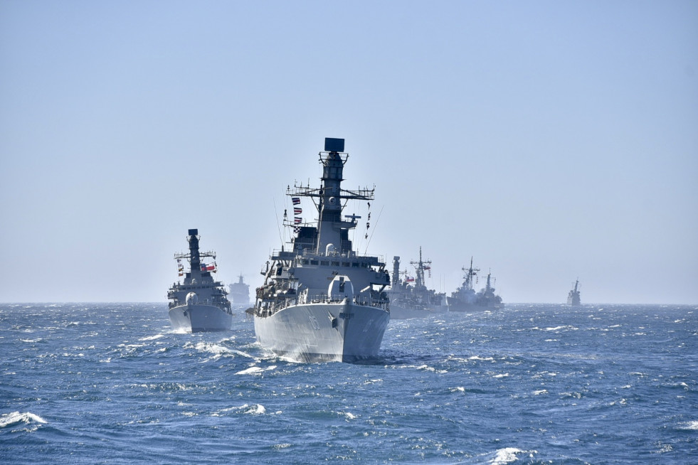 Buques de la Escuadra Nacional de la Armada de Chile en navegación costera en Valparaíso Firma Armada de Chile 001