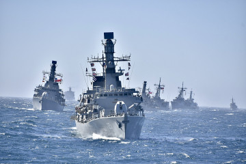 Buques de la Escuadra Nacional de la Armada de Chile en navegación costera en Valparaíso Firma Armada de Chile 002