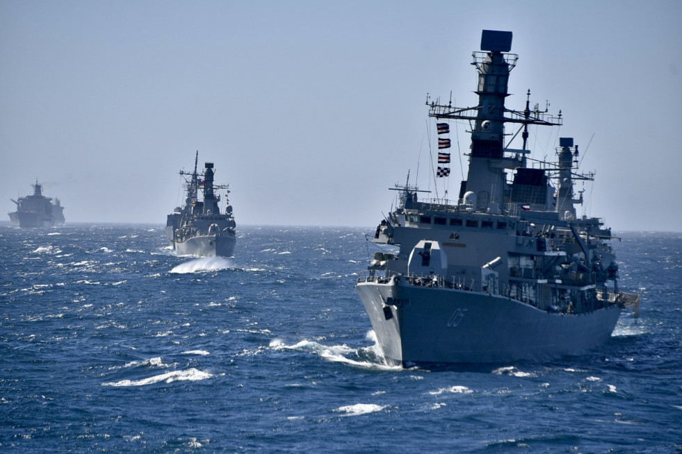 Buques de la Escuadra Nacional de la Armada de Chile en navegación costera en Valparaíso Firma Armada de Chile 004