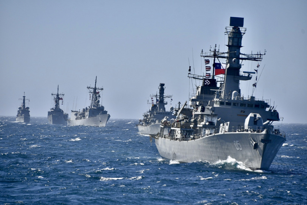 Buques de la Escuadra Nacional de la Armada de Chile en navegación costera en Valparaíso Firma Armada de Chile 005