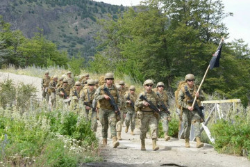 Aspirantes en fase de formación en el Campo de Instrucción y Entrenamiento Las Bandurrias en la Región de Aysén Firma IV División del Ejército de Chile