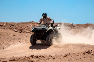 Motorista en curso de conducción de cuatrimoto Can Am Outlander 700 Firma 1 Brigada Acorazada Coraceros del Ejército de Chile