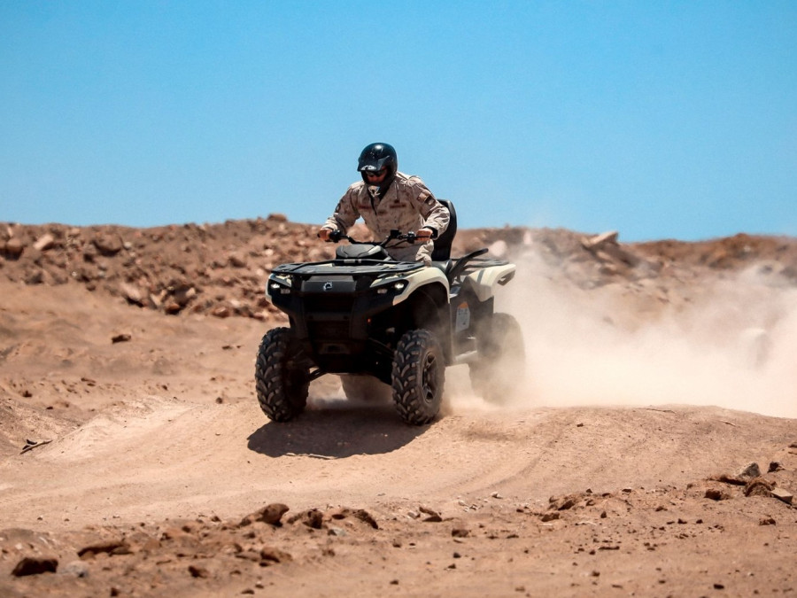 Motorista en curso de conducción de cuatrimoto Can Am Outlander 700 Firma 1 Brigada Acorazada Coraceros del Ejército de Chile