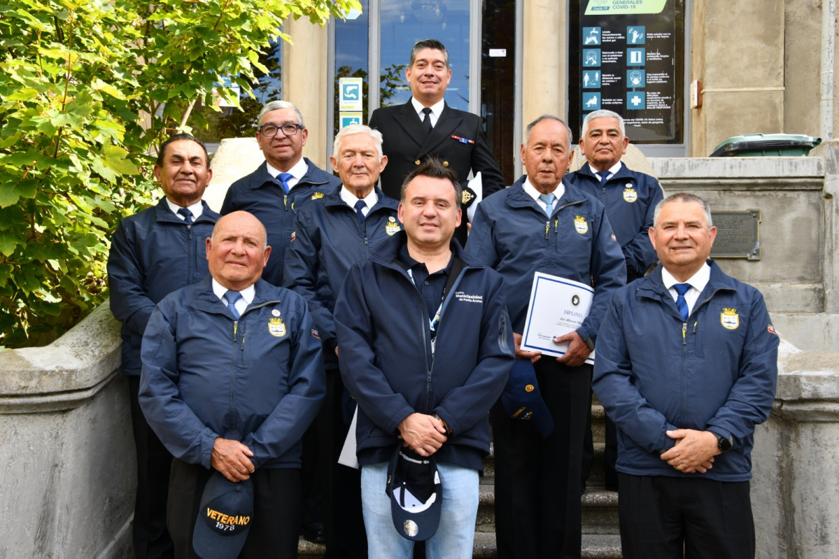 Entrega de reconocimiento de municipalidad de Punta Arenas a veteranos de 1978 de la fragata Condell de la Armada de Chile. Firma Municipalidad de Punta Arenas