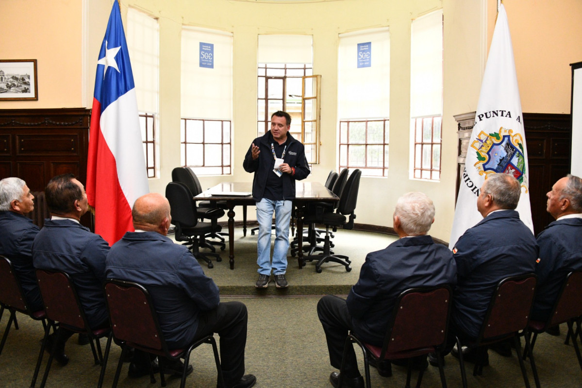 Entrega de reconocimiento de municipalidad de Punta Arenas a veternanos de 1978 de la fragata Condell Firma Municipalidad de Punta Arenas 004