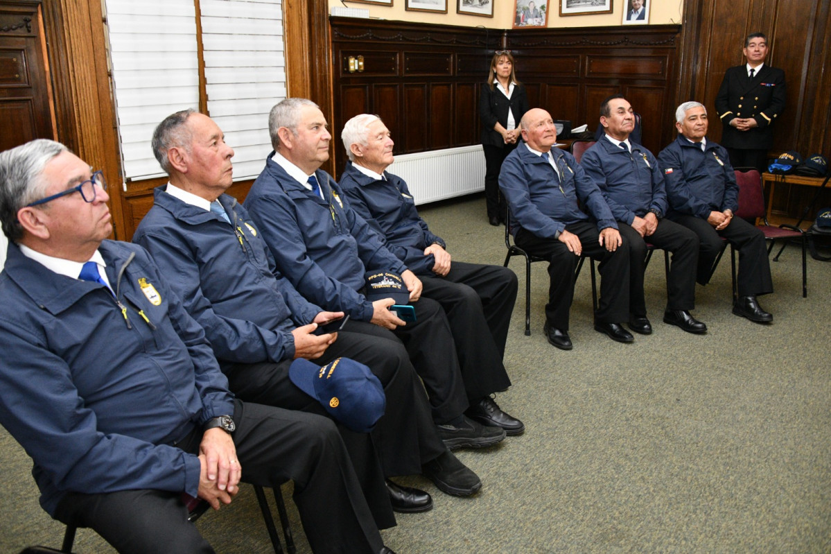 Entrega de reconocimiento de municipalidad de Punta Arenas a veternanos de 1978 de la fragata Condell Firma Municipalidad de Punta Arenas 001