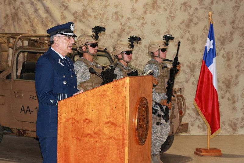 El general del aire Hugo Rodru00edguez en la ceremonia de egreso de los cursos de la Escuela Tu00e1ctica de Infanteru00eda de Aviaciu00f3n Firma FACh