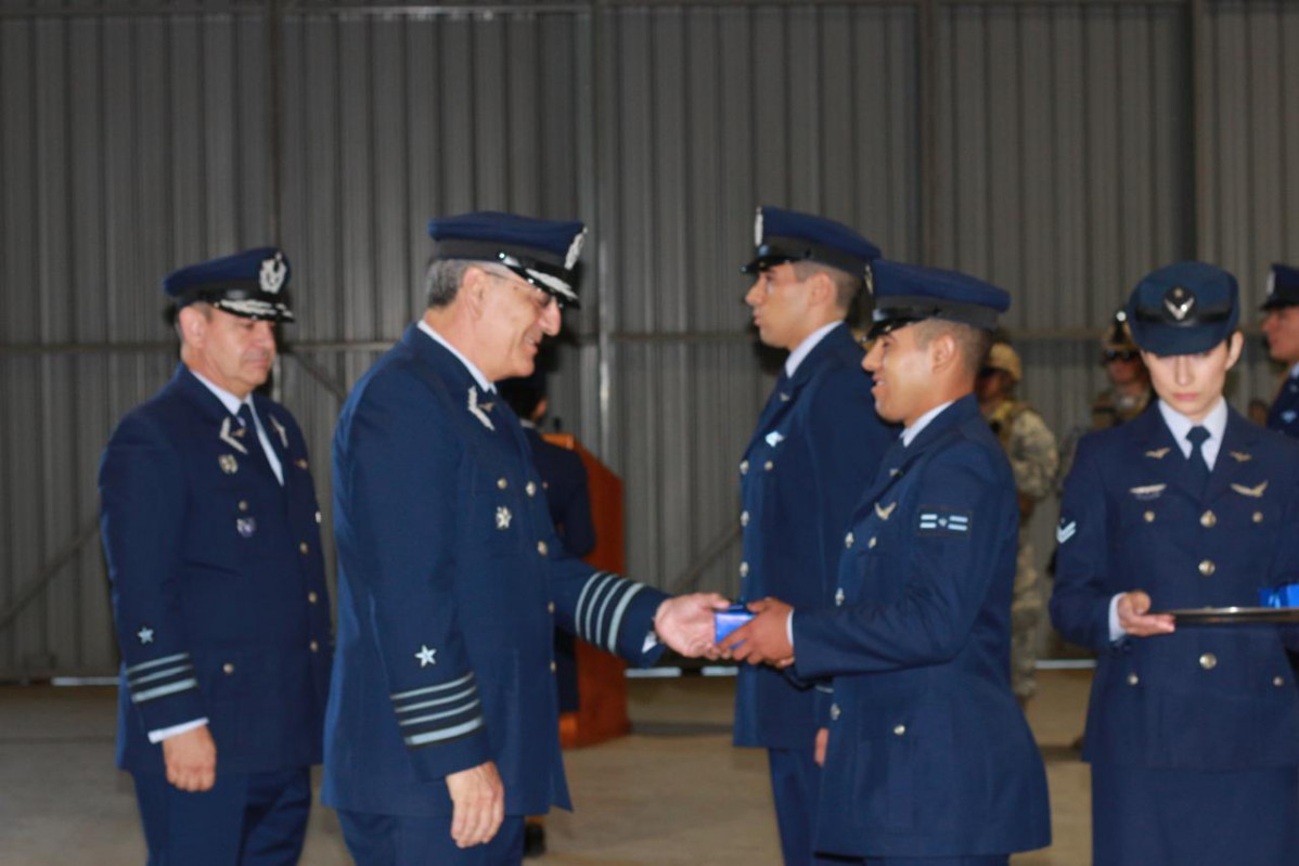 Entrega de reconocimientos a los primeros lugares de los cursos impartidos por la Escuela Táctica de Infantería de Aviación Firma FACh