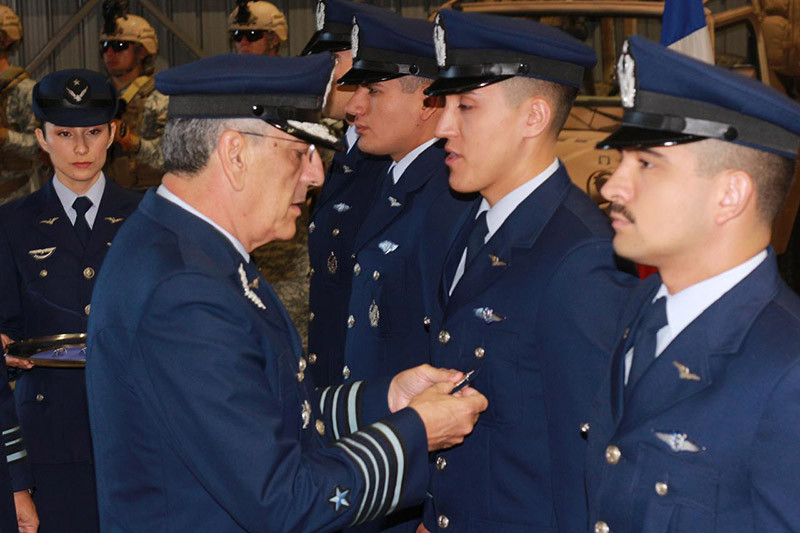 Entrega de distintivo a oficial del curso Táctico de Infantería de Aviación Firma FACh