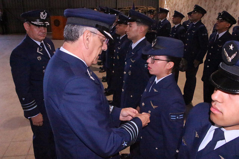 Entrega de distintivo a la cabo Paloma Flores quien es la primera mujer en completar el curso de Infanteru00eda de Aviaciu00f3n Firma FACh