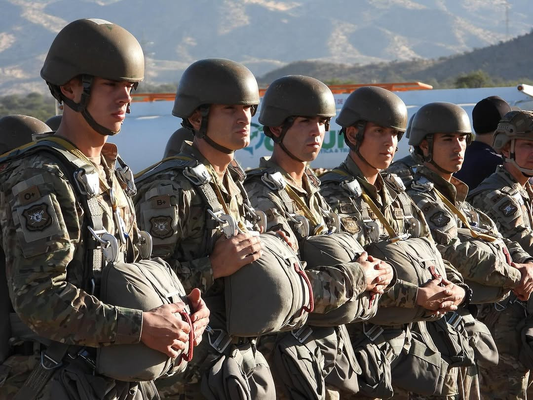 Los alumnos del curso de Paracaidista Bu00e1sico Militar 2025 con equipo de salto T 11 de Airborne Systems Firma Escuela de Paracaidistas y Fuerzas Especiales del Eju00e9rcito de Chile