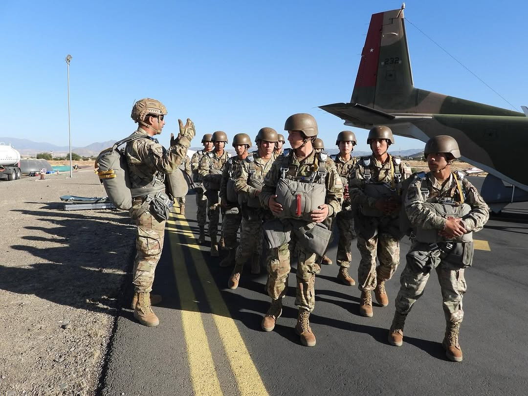 Los alumnos con equipo de salto esperando su turno en la losa del aeru00f3dromo de Peldehue Firma Escuela de Paracaidistas y Fuerzas Especiales del Eju00e9rcito de Chile