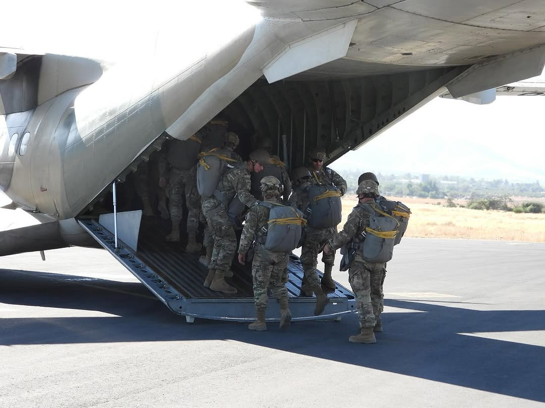 Los alumnos abordan un aviu00f3n de transporte Airbus Defence and Space CN 235 100 M de la Bave para efectuar uno de los saltos diurnos del curso Firma Escuela de Paracaidistas y Fuerzas Especiales del Eju00e9rcito de Chile