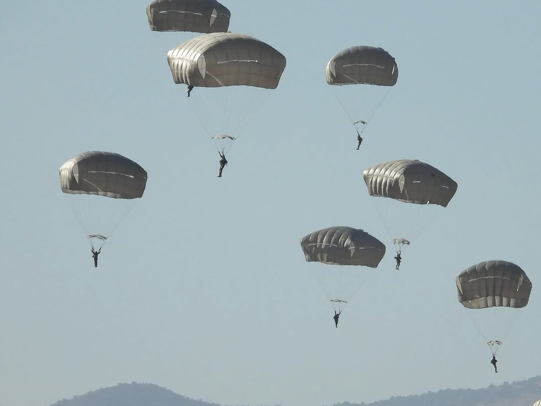 Salto diurno del curso de Paracaidista Militar 2025 Firma Escuela de Paracaidistas y Fuerzas Especiales del Eju00e9rcito de Chile