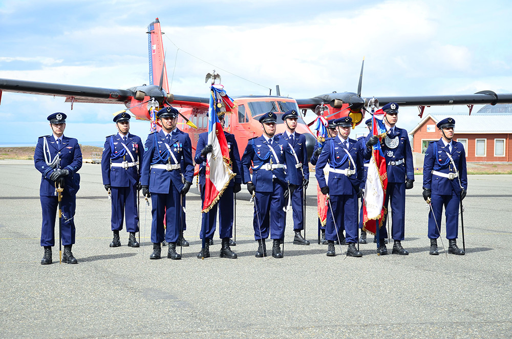 Estandartes de combate de la IV Brigada Au00e9rea en la ceremonia de cambio de mando  Firma FACh