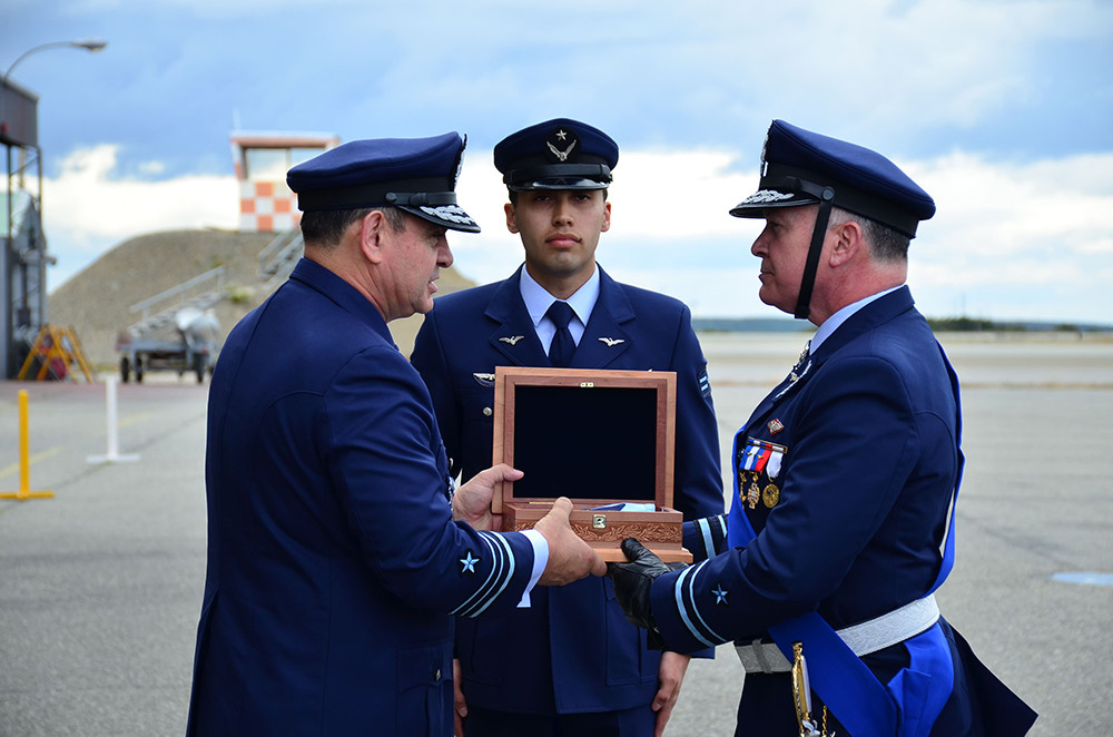 El general de aviaciu00f3n Mu00e1ximo Venegas enrrega el gallardete del mando al general de brigada  au00e9rea Vicente Donoso Firma FACh