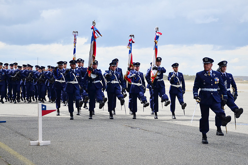 El comodoro Francisco Ramu00edrez encabeza el desfile de honor tras asumir el mando de la IV Brigada Au00e9rea Firma FACh