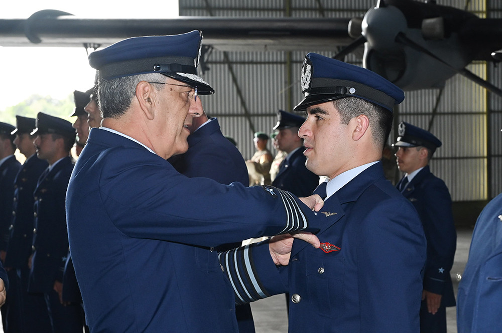 El general del aire Hugo Rodru00edguez impone la Piocha Roja a uno de los oficiales Rama Aire egresado del Curso Tu00e1ctico de Transporte Firma FACh