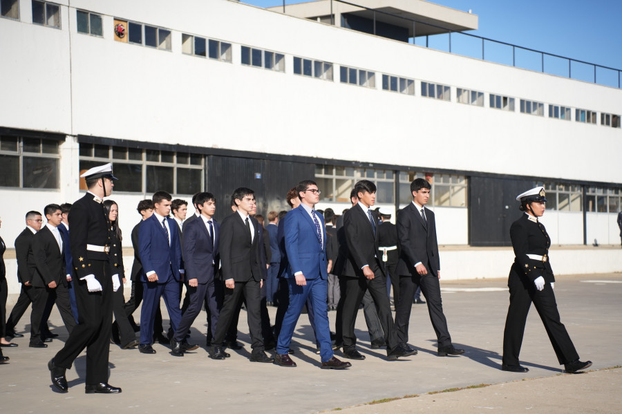 Los jóvenes del Batallón de Reclutas 2025 en instrucción de infantería Firma Escuela Naval de la Armada de Chile