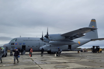 Avión Lockheed Martin C 130 Hercules de la FACh en la base aérea Chabunco de la IVª Brigada Aérea Firma FACh 001