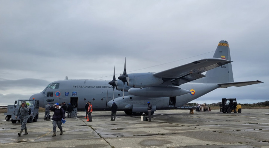 Avión Lockheed Martin C 130 Hercules de la FACh en la base aérea Chabunco de la IVª Brigada Aérea Firma FACh 001