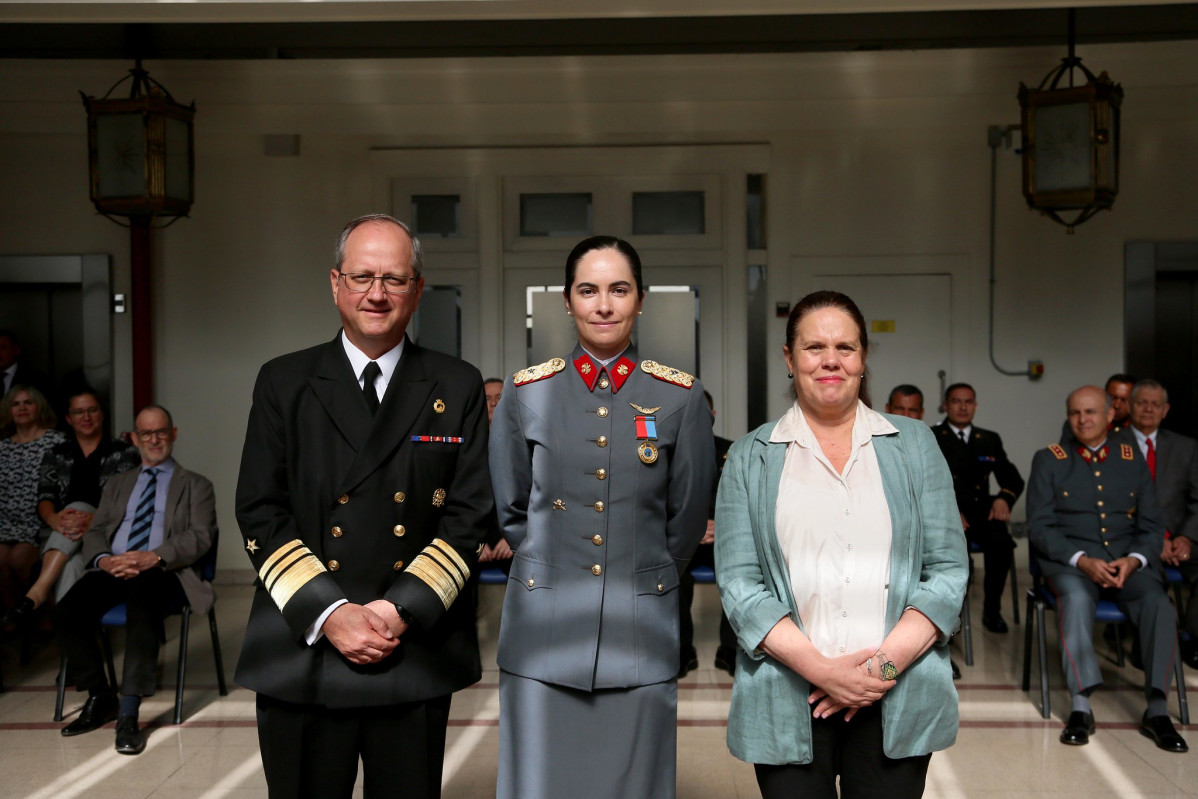 Vicealmirante Pablo Niemann mayor Antonieta Durán y ministra Maya Fernández Firma Ministerio de Defensa Nacional de Chile