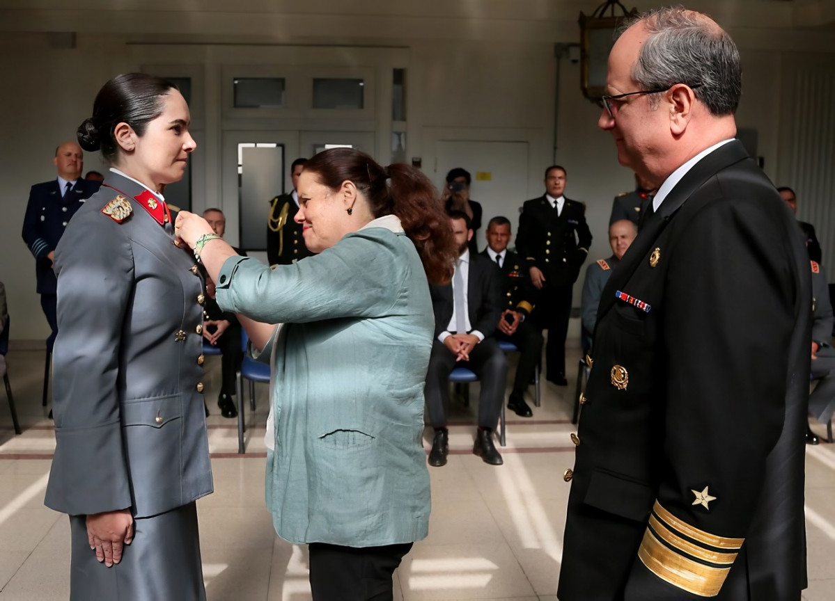 La ministra Maya Fernu00e1ndez impone la medalla a la mayor Antonieta Duru00e1n Firma Ministerio de Defensa Nacional de Chile