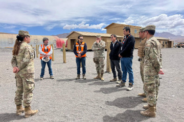 Visita de ejecutivos de Codelco Chuquicamata al puesto militar Ojos de San Pedro del Ejército de Chile Firma Codelco