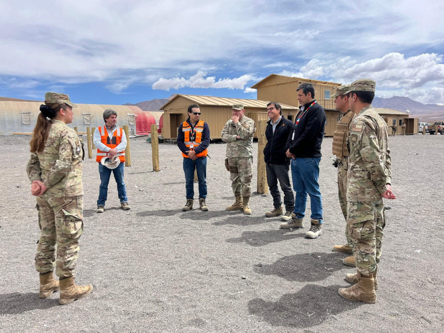 Visita de ejecutivos de Codelco Chuquicamata al puesto militar Ojos de San Pedro del Ejército de Chile Firma Codelco