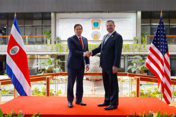 Secretario de Estado de EE.UU. Marco Rubio junto al presidente de Costa Rica Rodrigo Chaves