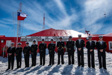 Dotación de la base naval antártica Arturo Prat Firma Armada de Chile