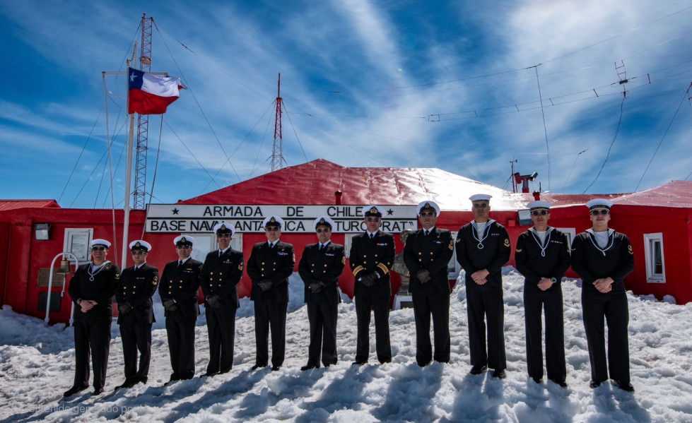 Dotación de la base naval antártica Arturo Prat Firma Armada de Chile