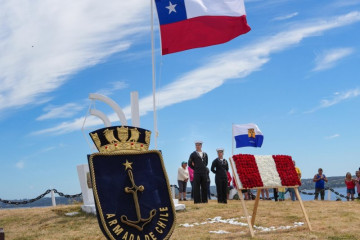 Ofrendas florales en la ceremonia de conmemoración del 159° aniversario del combate naval de Abtao. Firma Armada de Chile