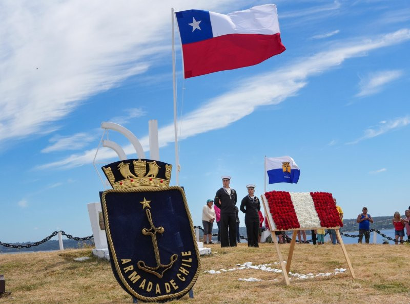 Ofrendas florales en la ceremonia de conmemoración del 159° aniversario del combate naval de Abtao. Firma Armada de Chile