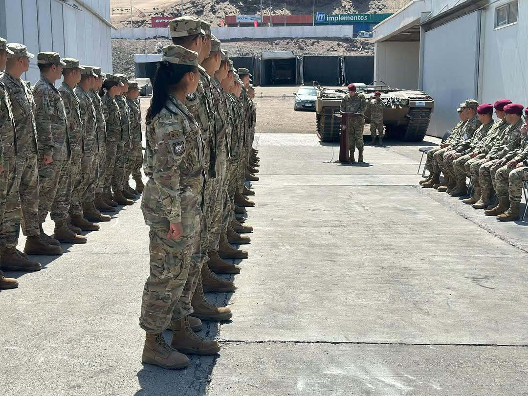 Entrega de diplomas a los alumnos del curso de capacitaciu00f3n tu00e9cnica de municionero de tanque Leopard 2A4 Firma Escuela de Caballeru00eda Blindada del Eju00e9rcito de Chile