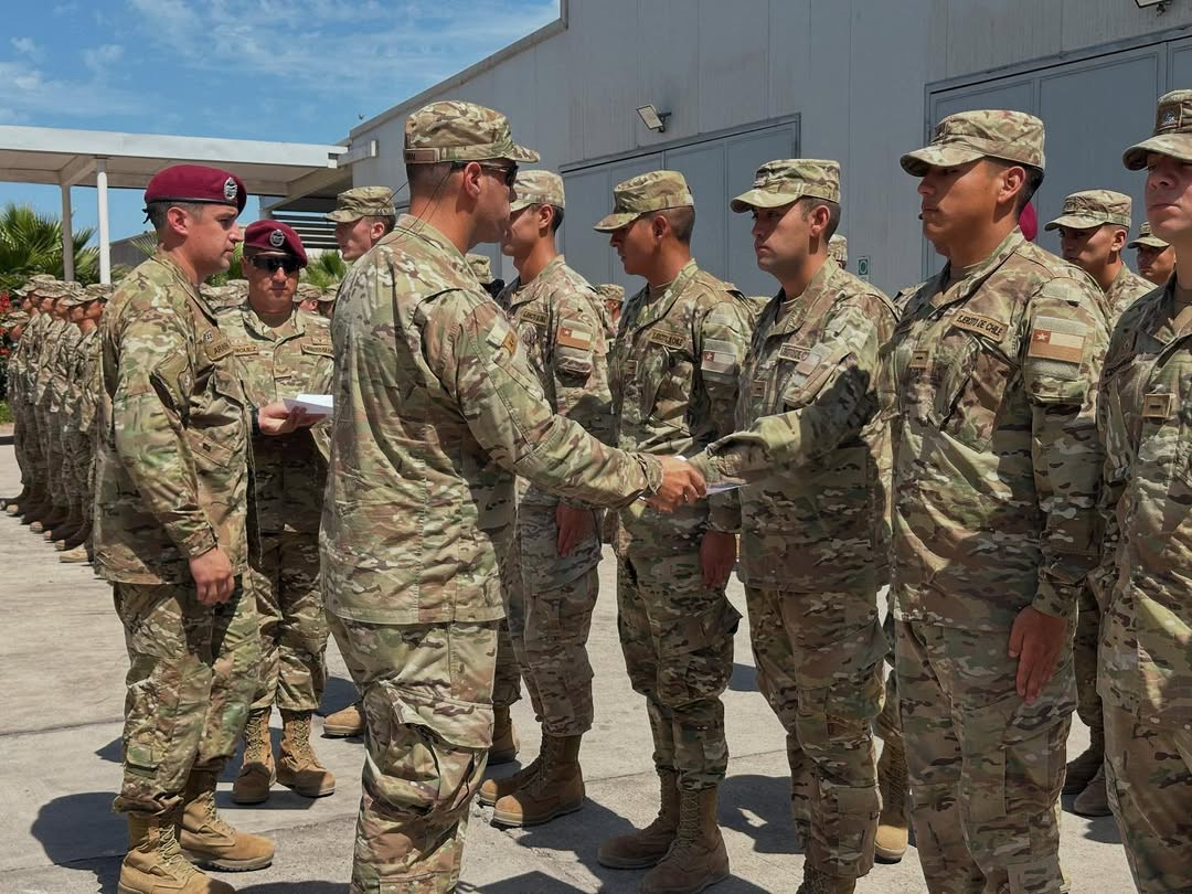 Entrega de diplomas a los alumnos del curso de capacitaciu00f3n tu00e9cnica de municionero de tanque Leopard 2A4 Firma Escuela de Caballeru00eda Blindada del Eju00e9rcito de Chile 002