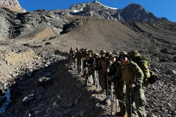 Personal del Batallón de Infantería de Montaña Nº 18 Guardia Vieja en la marcha de resistencia de 20 km Firma Destacamento de Montaña N°3 Yungay del Ejército de Chile