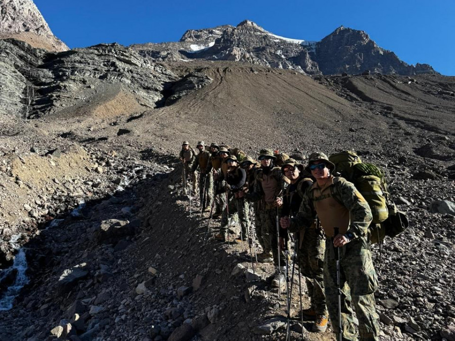 Personal del Batallón de Infantería de Montaña Nº 18 Guardia Vieja en la marcha de resistencia de 20 km Firma Destacamento de Montaña N°3 Yungay del Ejército de Chile