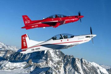 Avión entrenador PC 7 MKX, en primer plano, junto a un PC 21, como los adquiridos por España. Foto. Pilatus