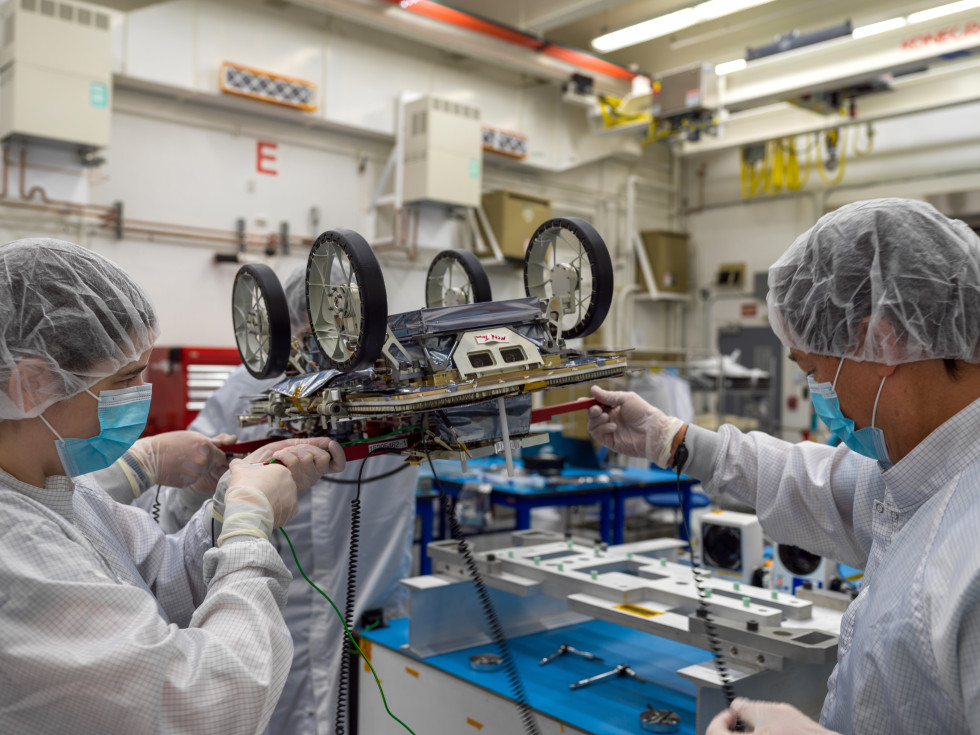 La NASA envía su equipo Mini Rover al lugar de lanzamiento y los alista para su próximo viaje a la Luna