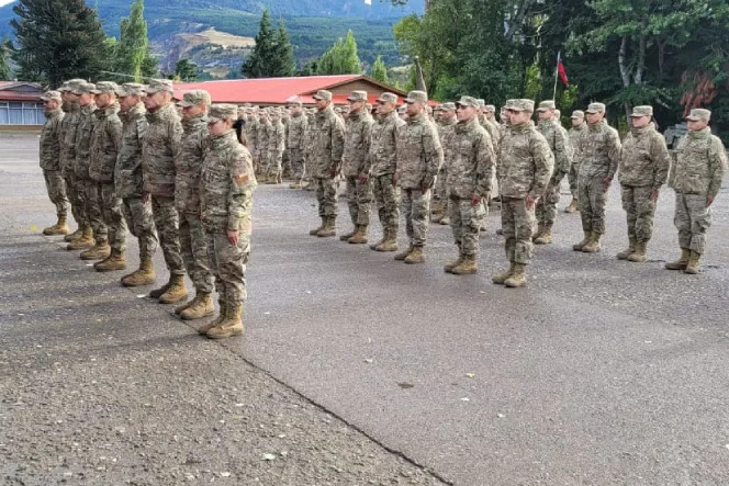 Soldados de Tropa Profesional que completaron el curso en el Destacamento Motorizado N°14 Coyhaique Firma IV División del Ejército de Chile